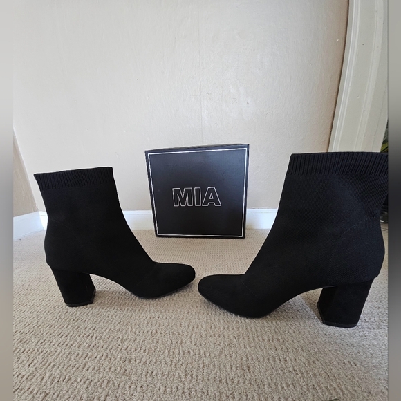 Mia Erika Black Knit Ankle Boots with Block Heel - Picture 9 of 15